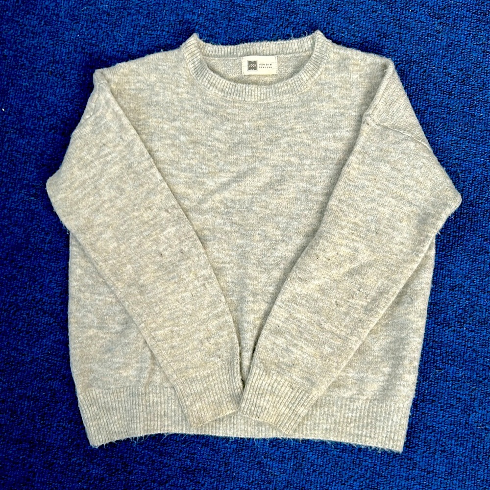 Look by M New York
Sweater See all pics for measurements. Labeled as one size